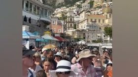 VIDEO Grecia și Italia, sufocate de caniculă și turiști. Aglomerația de acolo este de nedescris